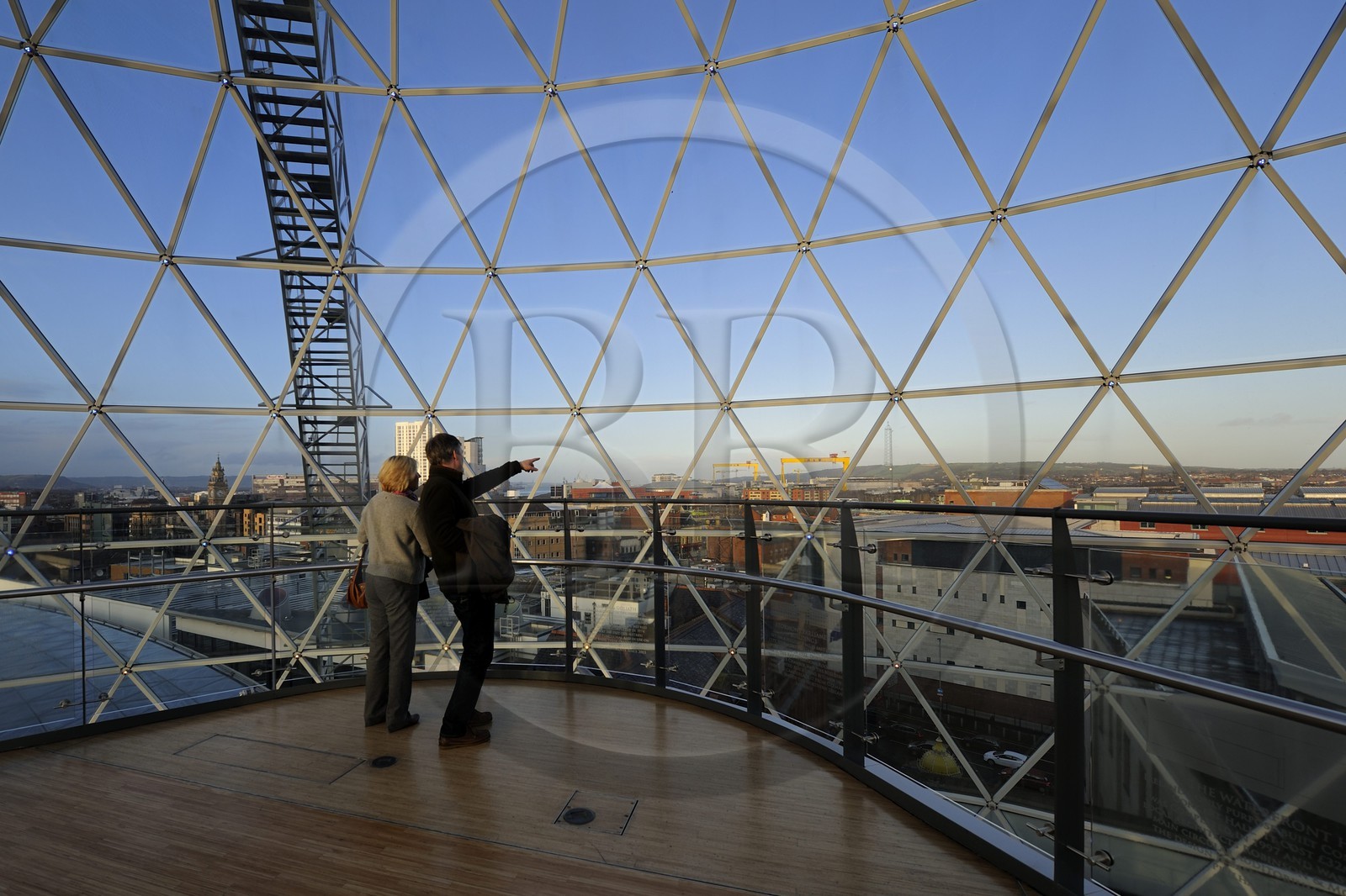 Royaume-Uni, Irlande du Nord, Belfast, le dôme en verre de 35m de diamètre du centre commercial de Victoria Square offre une large vue sur la ville