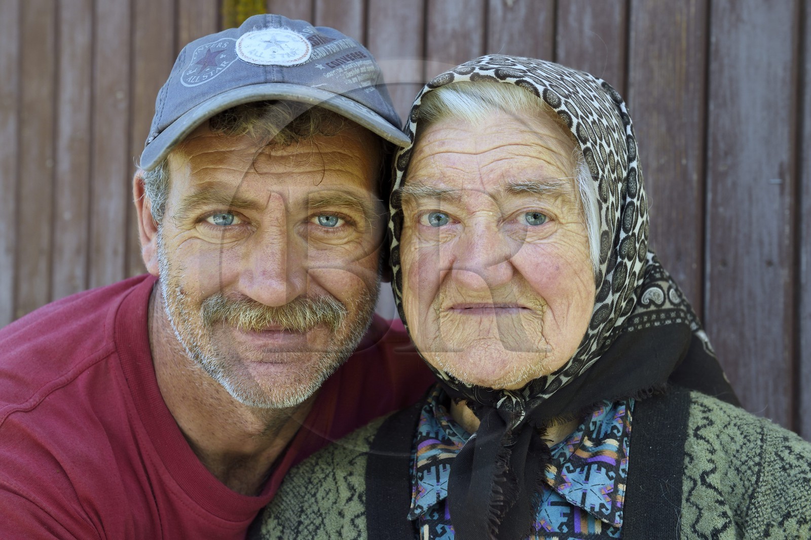 Roumanie, Transylvanie, région de Sighisoara, village de Movile, famille de paysans, la mère Eugenia Dobre et le fils Stelica Dobre