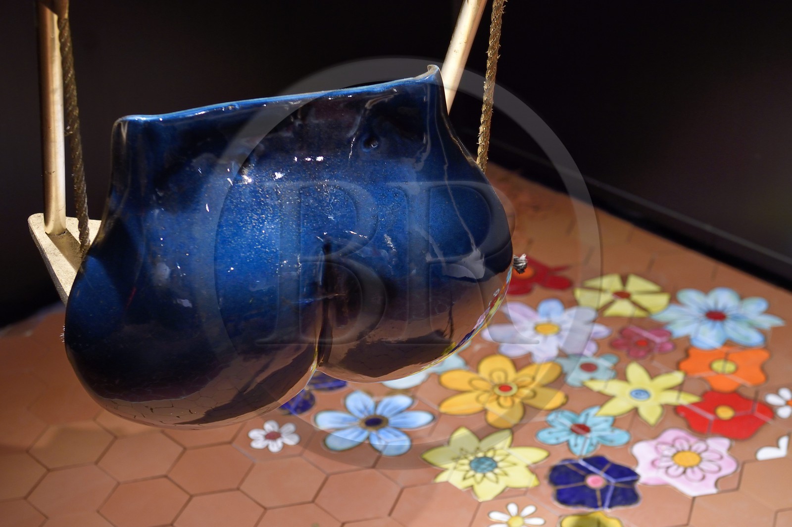 France, Var (83), La Dracénie, Salernes, le musée Terra Rossa maison de la céramique architecturale de l'architecte J.-M. Wilmotte, exposition de créations contemporaines de Vanessa Vagh, balançoire callipyge en céramique