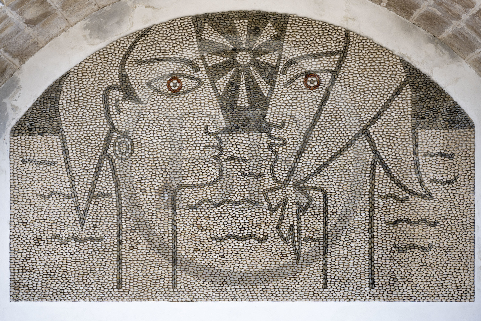 France, Alpes-Maritimes (06), Menton, la vieille ville, le Bastion du Vieux Port abrite une annexe du Musée Jean Cocteau, une des calades réalisées par l'artiste pour orner les murs