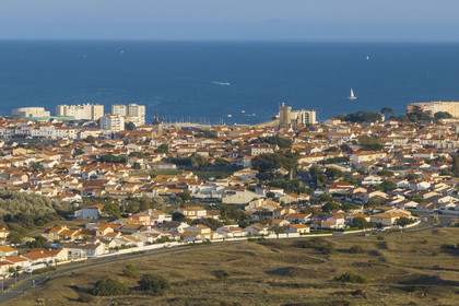 France, Vendée (85), Les-Sables-d'Olonne, le quartier de La Chaume au premier plan et la Tour d'Arundel du XIVème siècle (vue aérienne)