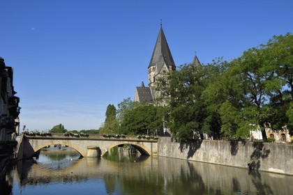 France, Moselle (57), Metz, Ile du Petit-Saulcy, le temple neuf ou église des allemands de culte protestant reformé et le Pont des Roches sur la Moselle canalisée
