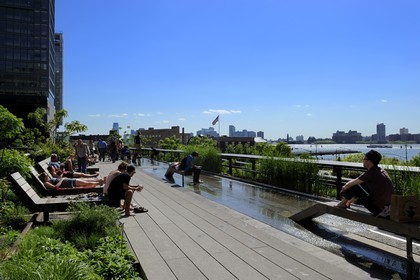 Etats-Unis, New York, Manhattan, Meatpacking district (Gansevoort Market), le High Line Park est une ancienne voie-ferrée aérienne partiellement réhabilitée en parc urbain suspendu, personnes se reposant sur des chaises longues avec vue sur la Hudson River
