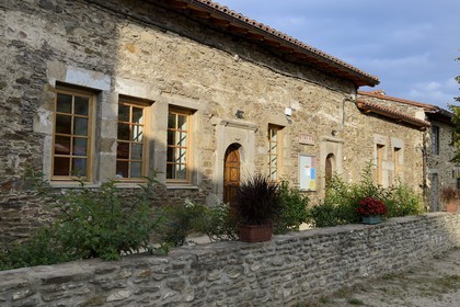 France, Loire (42), Parc Naturel Régional du Pilat,  Sainte-Croix-en-Jarez, labellisé Les Plus Beaux Villages de France, l'ancienne Chartreuse, l'école