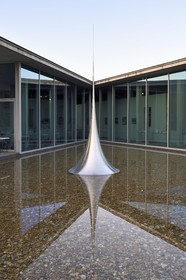 France, Bouches-du-Rhône (13),  Le Puy Sainte Réparade, Chateau La Coste domaine viticole et centre d'art contemporain, Centre d'Art de l'architecte Tadao Ando, Mathematical Model 012 par l'artiste Hiroshi Sugimoto au premier plan (Mention Obligatoire)