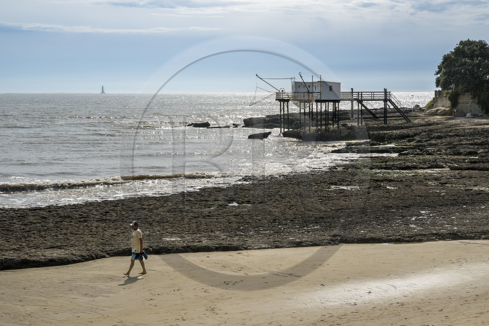 France, Charente-Maritime (17), région de Royan, Saint-Palais-sur-Mer, plage du Platin et des cabanes de pêche traditionnelle au carrelet en arrière plan