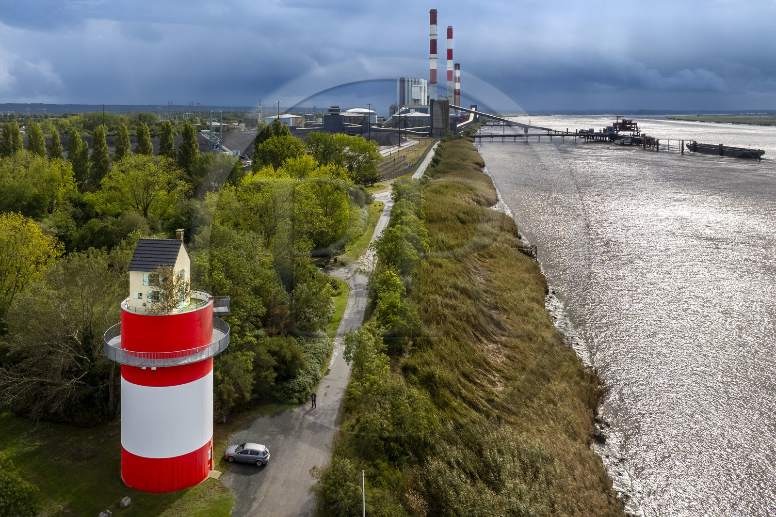 France, Loire-Atlantique (44), Cordemais, collection d'art contemporain à ciel ouvert Estuaire, la Villa Cheminée réalisé par l'artiste japonais Tatzu Nishi sur les rives de la Loire, oeuvre d'art mais aussi maison d'hôtes insolite, la centrale électrique thermique de Cordemais en arrière plan (vue aérienne)