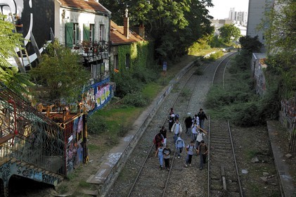 France, Paris 20ème (75), enfants sur la voie verte de l' ancien chemin de fer de la petite ceinture dans le quartier de Ménilmontant