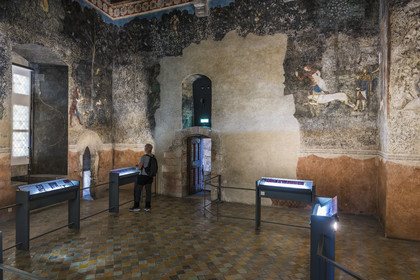 France, Vaucluse (84), Avignon, Palais des Papes classé Patrimoine mondial de l'UNESCO, tour de la Garde-Robe, chambre du Cerf, studium ou cabinet de travail de Clément VI, qui évoque dans un panorama ininterrompu les plaisirs seigneuriaux dont diverses techniques de chasse et de pêches
