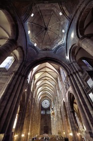 France, Bas-Rhin (67), Strasbourg, vieille ville classée au Patrimoine Mondial de l'UNESCO, la cathédrale Notre-Dame, la tour Klotz du choeur roman en haut et le plafond de la nef gothique en bas
