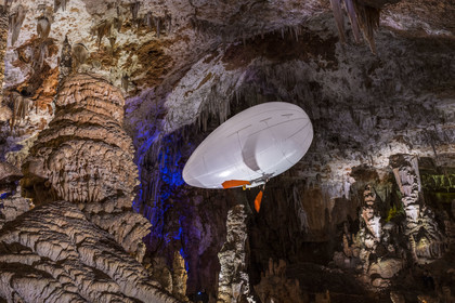 France, Gard (30), Méjannes-le-Clap, grotte de La Salamandre, découverte de la grotte en Aéroplume®, un ballon dirigeable individuel gonflé à l'hélium qui permet de s'envoler en battant des ailes