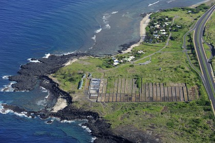 France, île de la Réunion, côte ouest, Saint-Leu, les salines et le musée de la Pointe au Sel (vue aérienne)
