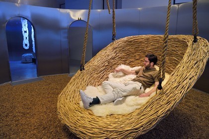 France, Charente (16), Cognac, Fondation d’Entreprise Martell, institution culturelle pluridisciplinaire (art, design et craft, architecture, musique, danse…), exposition Places to be qui réunit 14 designers internationaux, pièce dans une cuve inox, la chambre des invités par Porky Hefer