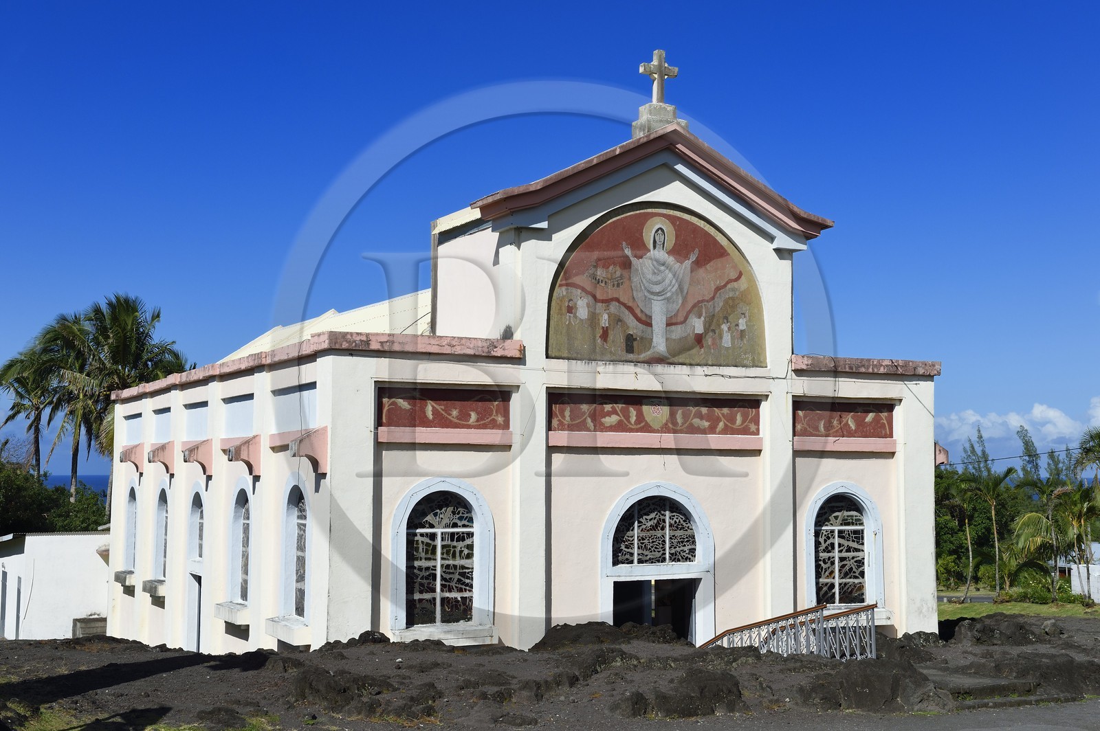 France, Ile de la Reunion, Piton-Sainte-Rose , l'église Notre-Dame-des-Laves épargnée par la coulée de lave aujourd’hui solidifiée qui s’est arrêtée sur son porche lors d’une éruption du volcan du Piton de la Fournaise survenue en 1977