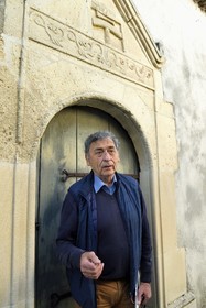 France, Charente (16), Saint-Simon,le maire du village gabarrier Jean Jacques Delage devant une porte et enseigne d'un artisan calfat qui participait à la construction des gabarres (datée de 1602), il remplissait d'étoupe les fentes des bateaux avant de les recouvrir de poix, résine et goudron