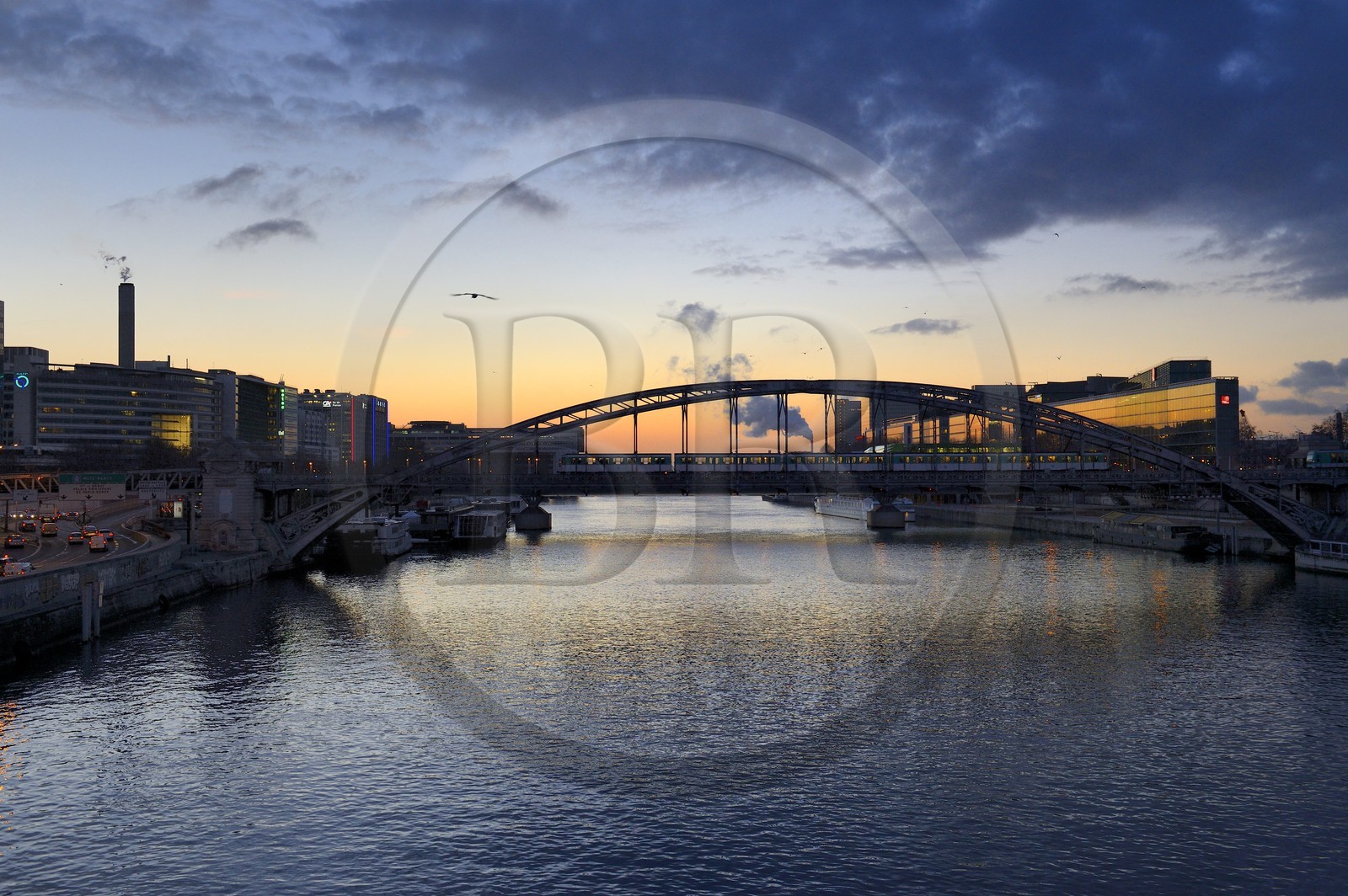 France, Paris (75), viaduc d'Austerlitz et ligne 5 du métro au dessus de la Seine, quai de Bercy et quartier d'affaires de la Gare de Lyon sur la droite