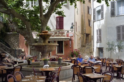 France, Var (83), Seillans, labellisé Les Plus Beaux Villages de France,  place du Thouron, fontaine du XVIIe siècle