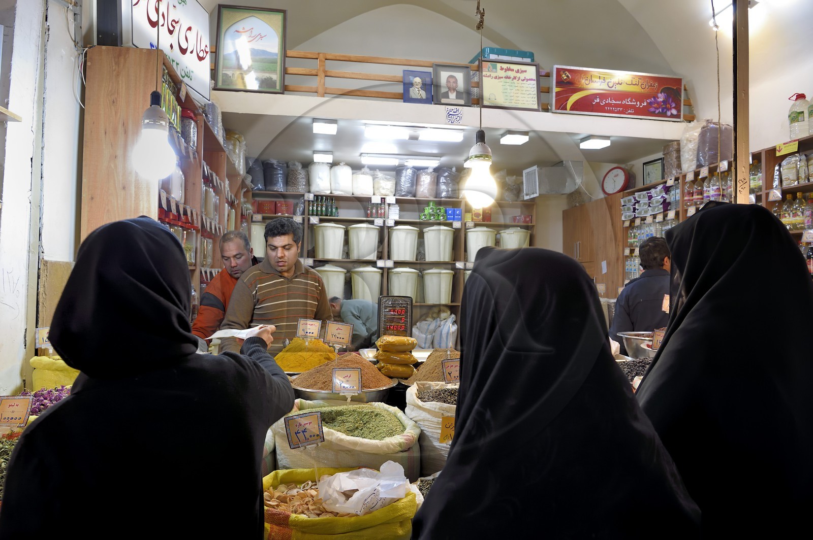 Iran, province d'Ispahan, Ispahan, Bazar-e Bozorg (Grand Bazar), immense bazar couvert qui remonte à près de 1300 ans, étal d'épices et légumes secs