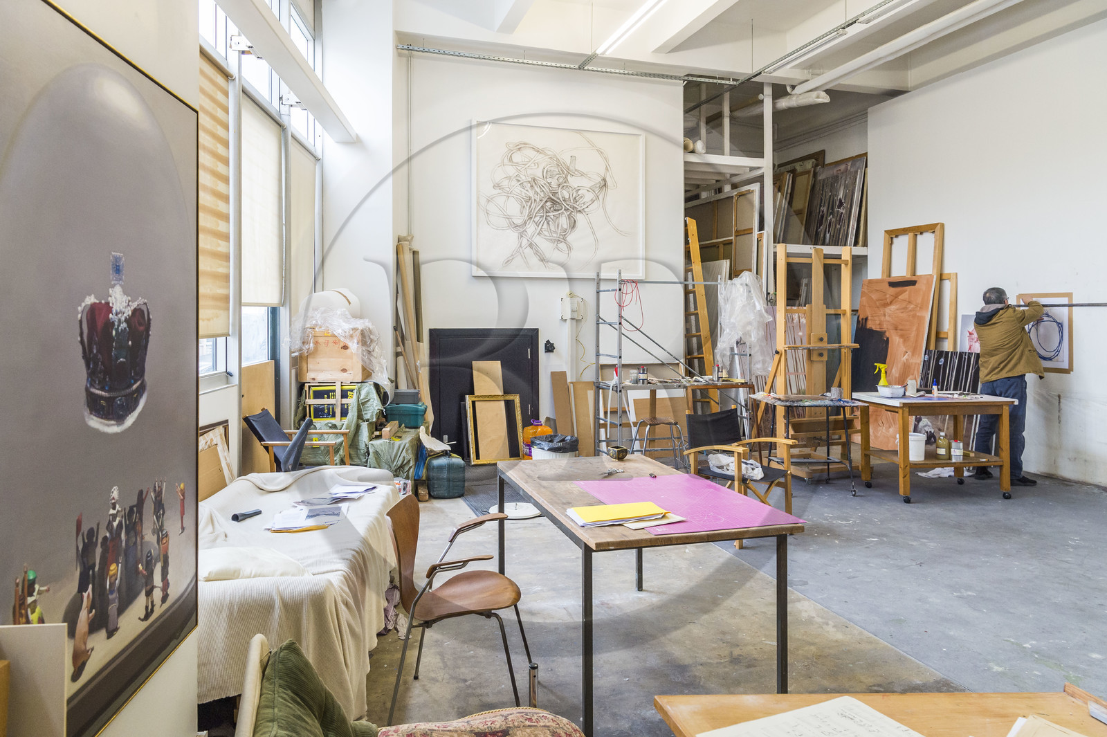 France, Seine-Saint-Denis (93), Les Lilas, l'artiste peintre Xiao Fan Ru dans son atelier