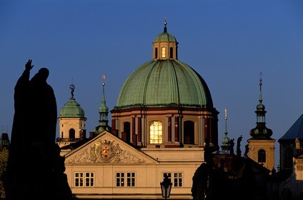 République Tchèque, Prague, statue sur le Pont Charles sur la Vltava devant la vieille ville et le Clementinum