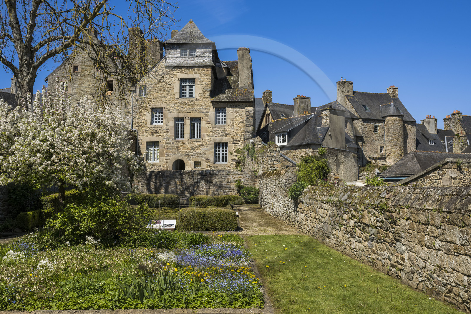 France, Côtes-d'Armor (22), Tréguier, arrière en granit de la maison natale de l'écrivain Ernest Renan, maison à pans de bois datant du XVIème siècle devenue aujourd'hui le musée Ernest-Renan