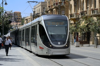Israel, Jérusalem, le tramway sur Jaffa Road, il dessert la ville de Jérusalem et une partie de la Cisjordanie, la ligne s'étend sur 13,9 kilomètres pour 23 stations et fut mise en service le 19 aout 2011