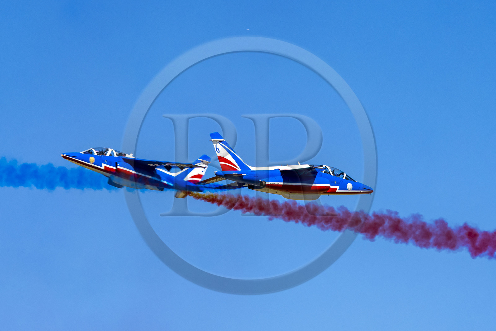 France, Bouches-du-Rhône (13), Salon-de-Provence, base aerienne 701, base de la Patrouille de France (PAF pour Patrouille acrobatique de France) de l'Armée de l'air et de l'espace française, figure de croisement des solos lors d'un vol d'entrainement des avions Alphajet