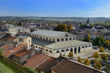 France, Meuse (55), Verdun, le marché couvert à gauche et l'église Saint Sauveur à droite