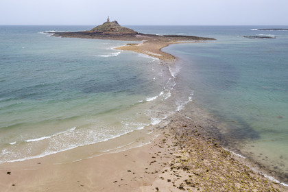 France, Côtes d'Armor (22), Grand Site de France Cap d'Erquy – Cap Fréhel, Erquy, l'Ilot Saint-Michel surmonté de la chapelle Saint-Michel accessible à pied à marée basse par un tombolo (vue aérienne)
