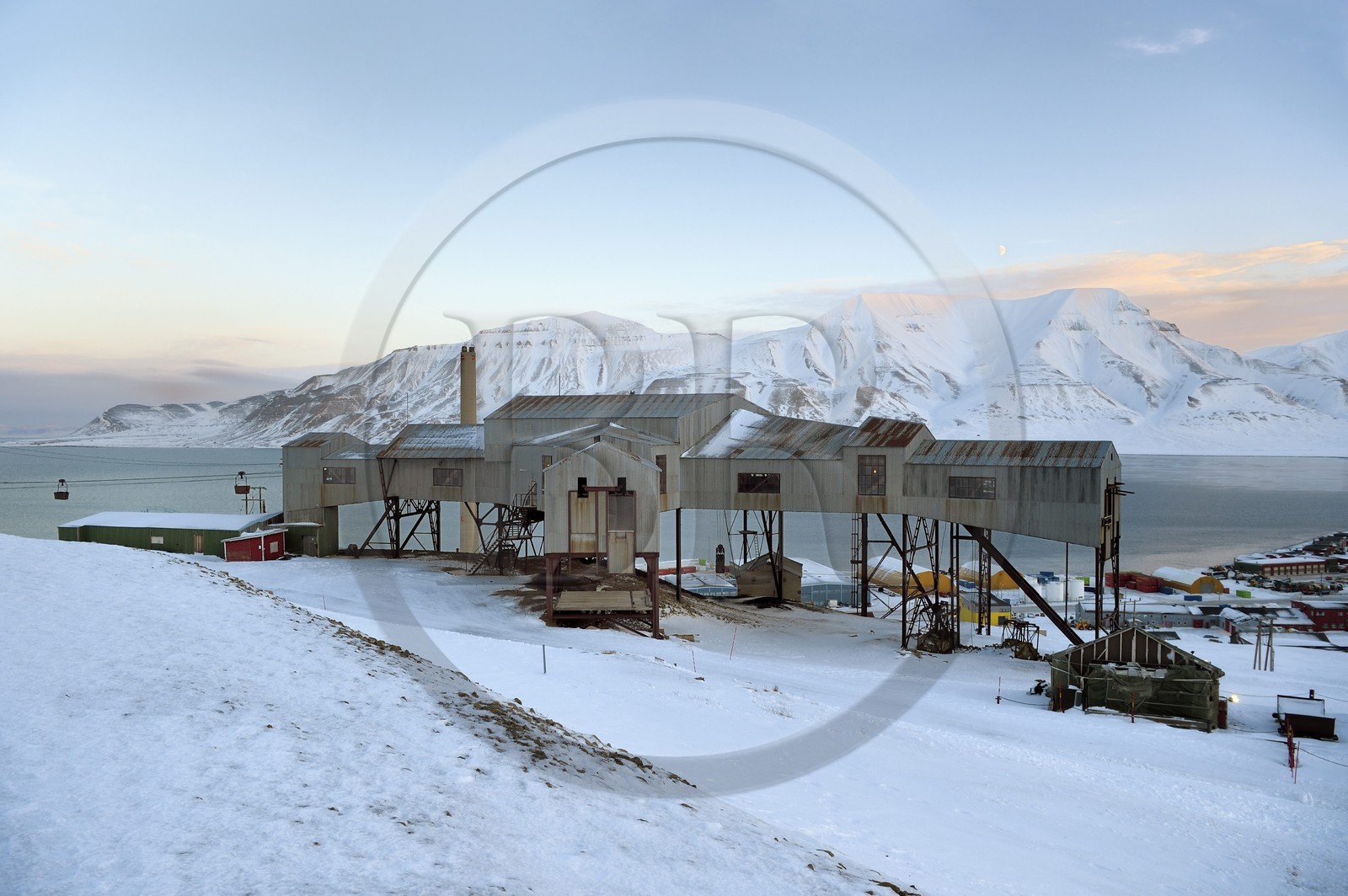 Norvège, Svalbard, Spitzberg, Longyearbyen, Taubanesentralen, batiment central abandonné du téléphérique utilisé pour le transport des chariots de charbon des mines vers le port