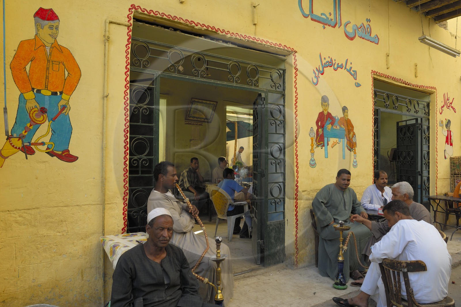 Egypte, Haute Egypte, Nubie, vallée du Nil, Assouan, le souk, fumeurs de narguilé