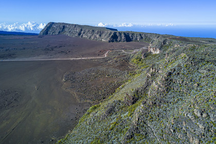 France, Ile de la Reunion, Parc National de la Réunion classé Patrimoine Mondial de l'UNESCO, sur les pentes du volcan de Piton de la Fournaise, randonnée du sentier de l'oratoire Ste Thérèse au dessus de la Plaine des Sables que l'on aperçoit en contrebas (vue aérienne)