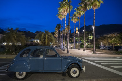 France, Alpes-Maritimes (06), Menton, 2 CV Citroën en bordure de l'allée accédant à la vieille ville