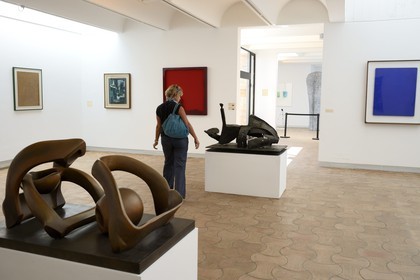 France, Alpes-Maritimes (06), Saint Paul de Vence, Fondation Maeght, musée d'art contemporain, Working Model for Standing Figure (1972) de Henry Moore au premier plan