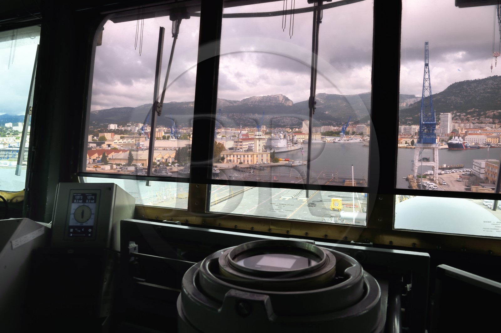 France, Var (83), Toulon, la base navale (Arsenal), le porte-avions à propulsion nucléaire Charles de Gaulle en rénovation de mi-vie, depuis la passerelle de navigation, alidade