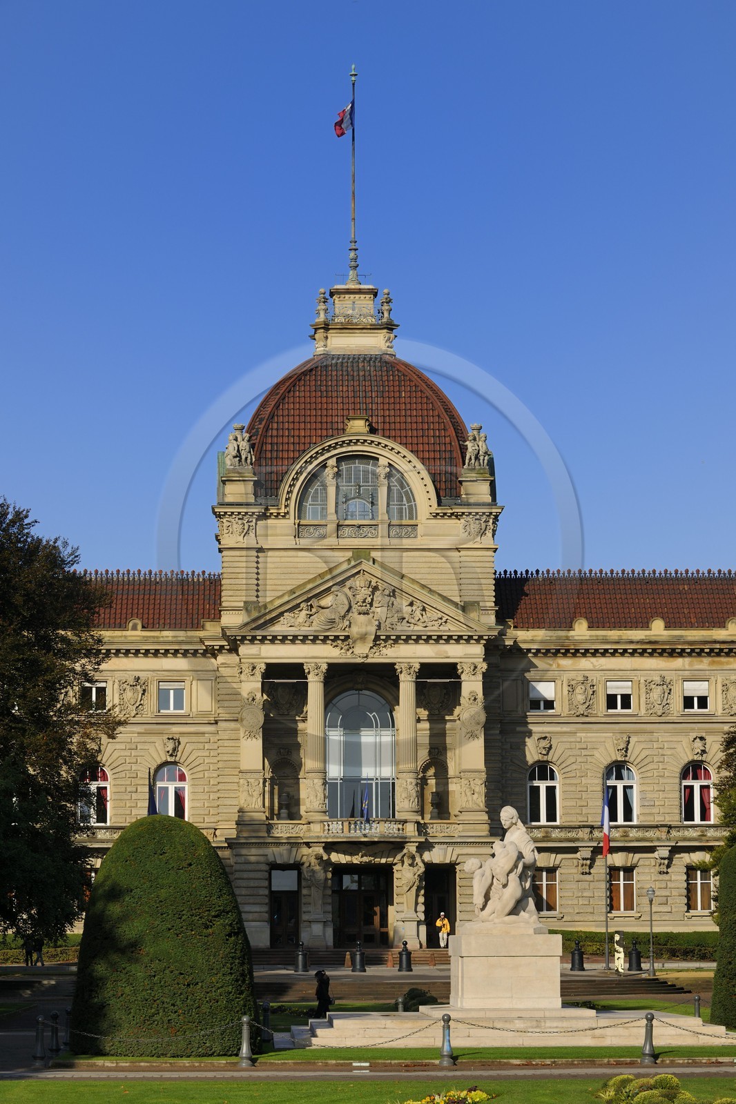 France, Bas-Rhin (67), Strasbourg, la place de la République, le Palais du Rhin et le monument aux morts. Une mère tient ses deux fils mourants, l’un regarde la France, l’autre l’Allemagne