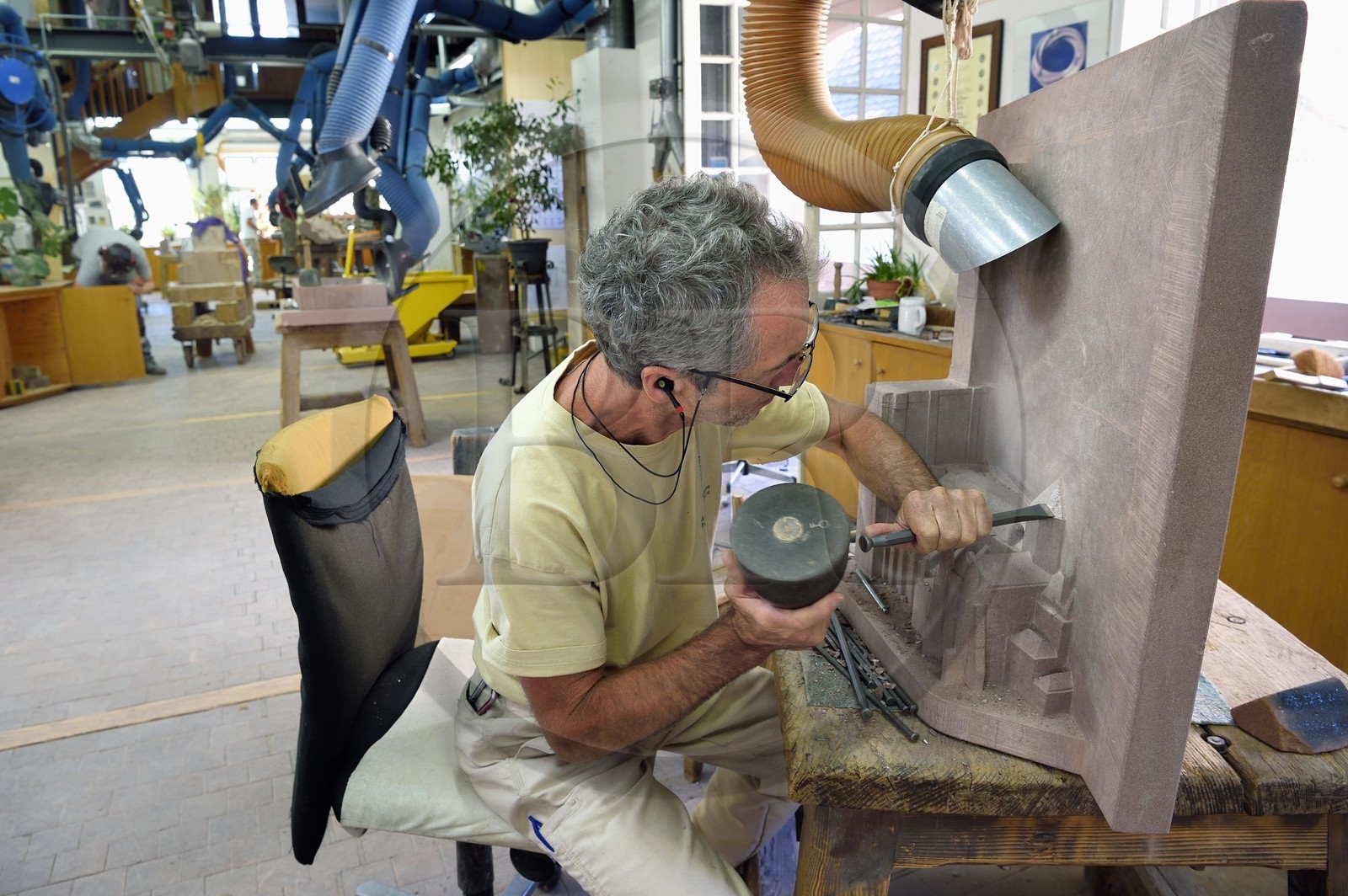 France, Bas-Rhin (67), Strasbourg, vieille ville classée au Patrimoine Mondial de l'UNESCO, ateliers de taille et de sculpture de la Fondation de l'Oeuvre Notre-Dame, Pierre Beaugey, tailleur de pierre MOF et responsable de l'atelier de taille, travaille sur une reduction en grès de la cathédrale destinée à être un plan pour les non-voyants