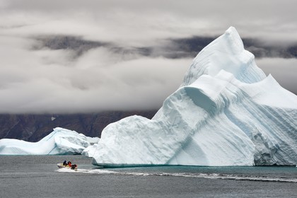 Groenland, cote ouest, baie de Baffin, bateau devant des icebergs dans le fjord Uummannaq