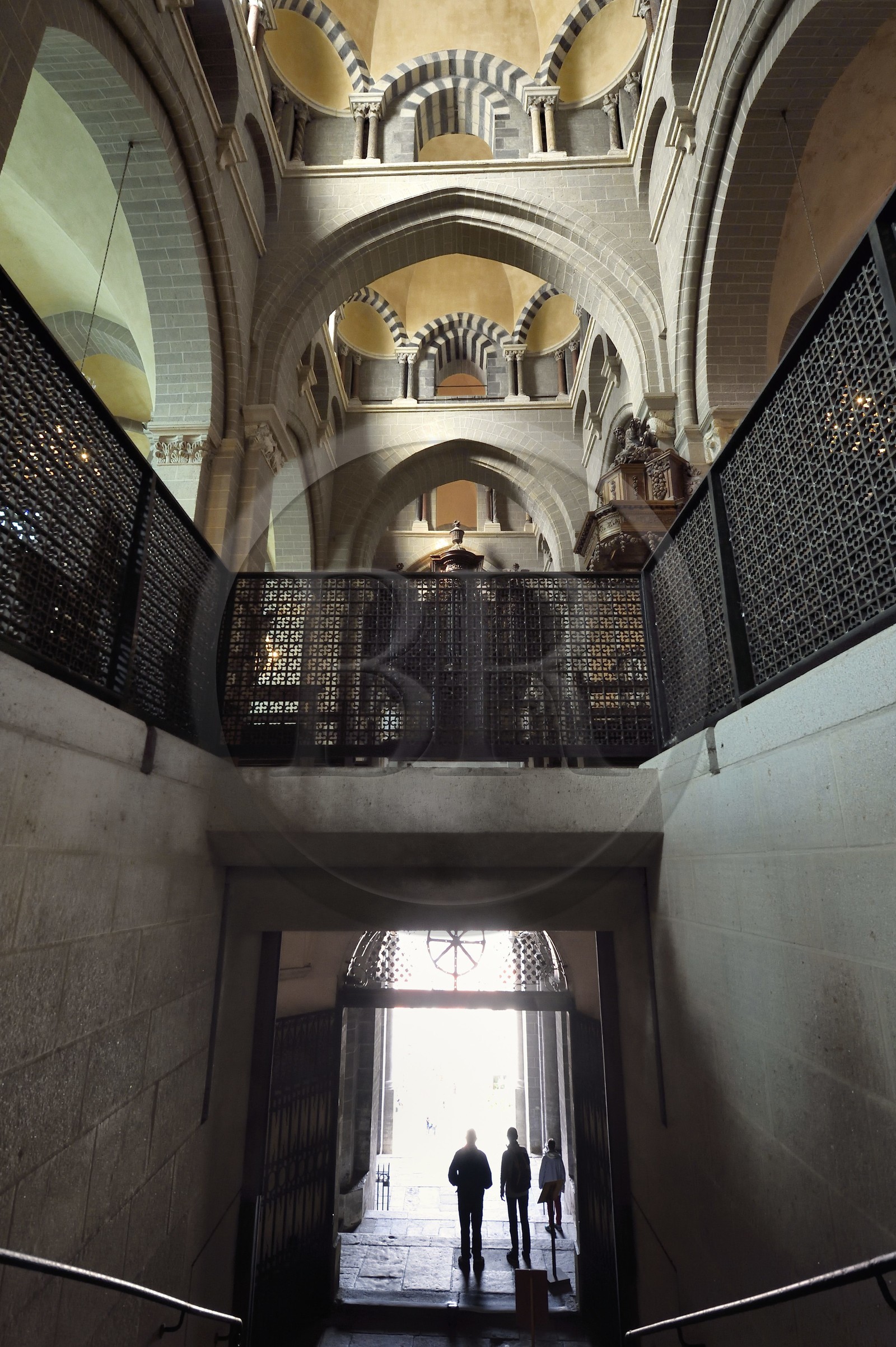 France, Haute-Loire (43), Le Puy-en-Velay, étape des chemins de Compostelle, la cathédrale Notre-Dame-de-l'Annonciation du XIIe siècle classée Patrimoine Mondial de l'UNESCO, escalier sortant de sous la nef directement à l'extérieur