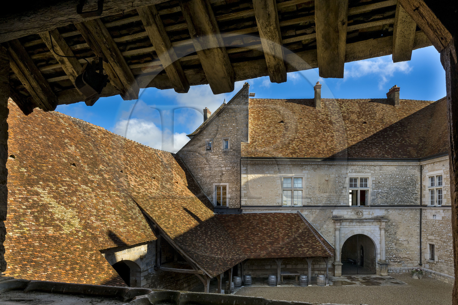 France, Côte-d'Or (21), Paysage culturel des climats de Bourgogne classés Patrimoine Mondial de l'UNESCO, Route des Grands Crus, vignoble de la Côte de Nuits, Vougeot, le Chateau du Clos de Vougeot, la cour intérieure