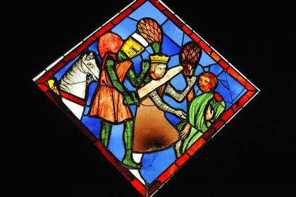 France, Paris (75), musée du Moyen-Age, ancien hôtel de Cluny, vitrail de la Sainte-Chapelle à Paris, chevalier égorgeant un roi