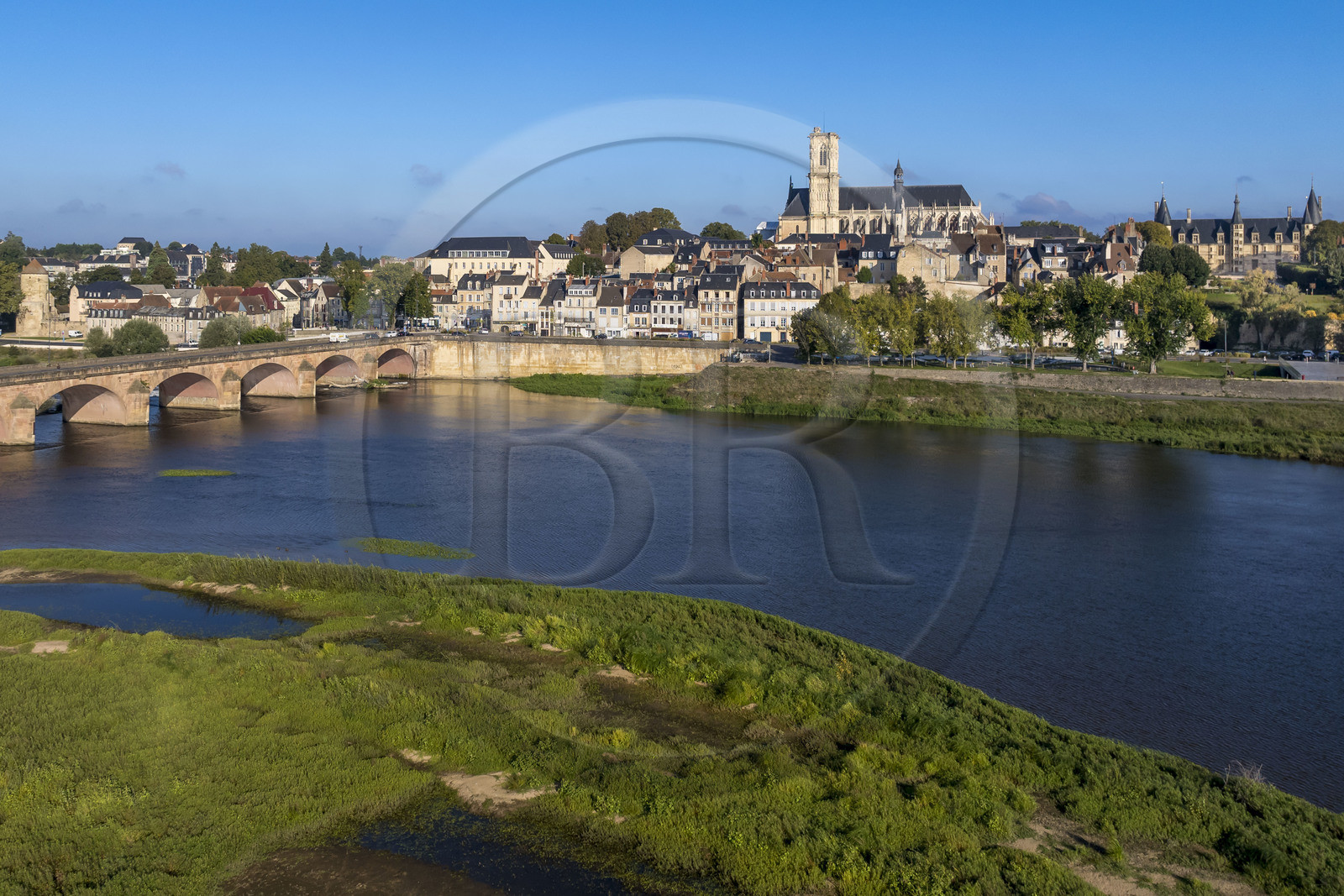 France, Nièvre (58), Nevers, les iles sur la Loire en amont du Pont de la Loire, le quai de Mantoue, la cathédrale Saint-Cyr-et-Sainte-Julitte et le palais ducal en arrière plan (vue aérienne)