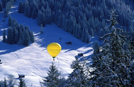 Switzerland, region of Bern (Bernese Oberland), Saanenland, hot-air balloon over Gstaad's valley