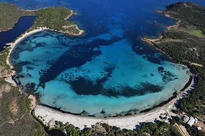 France, Corse-du-Sud (2A), Réserve Naturelle des Bouches de Bonifacio, baie et plage de Rondinara (vue aérienne)
