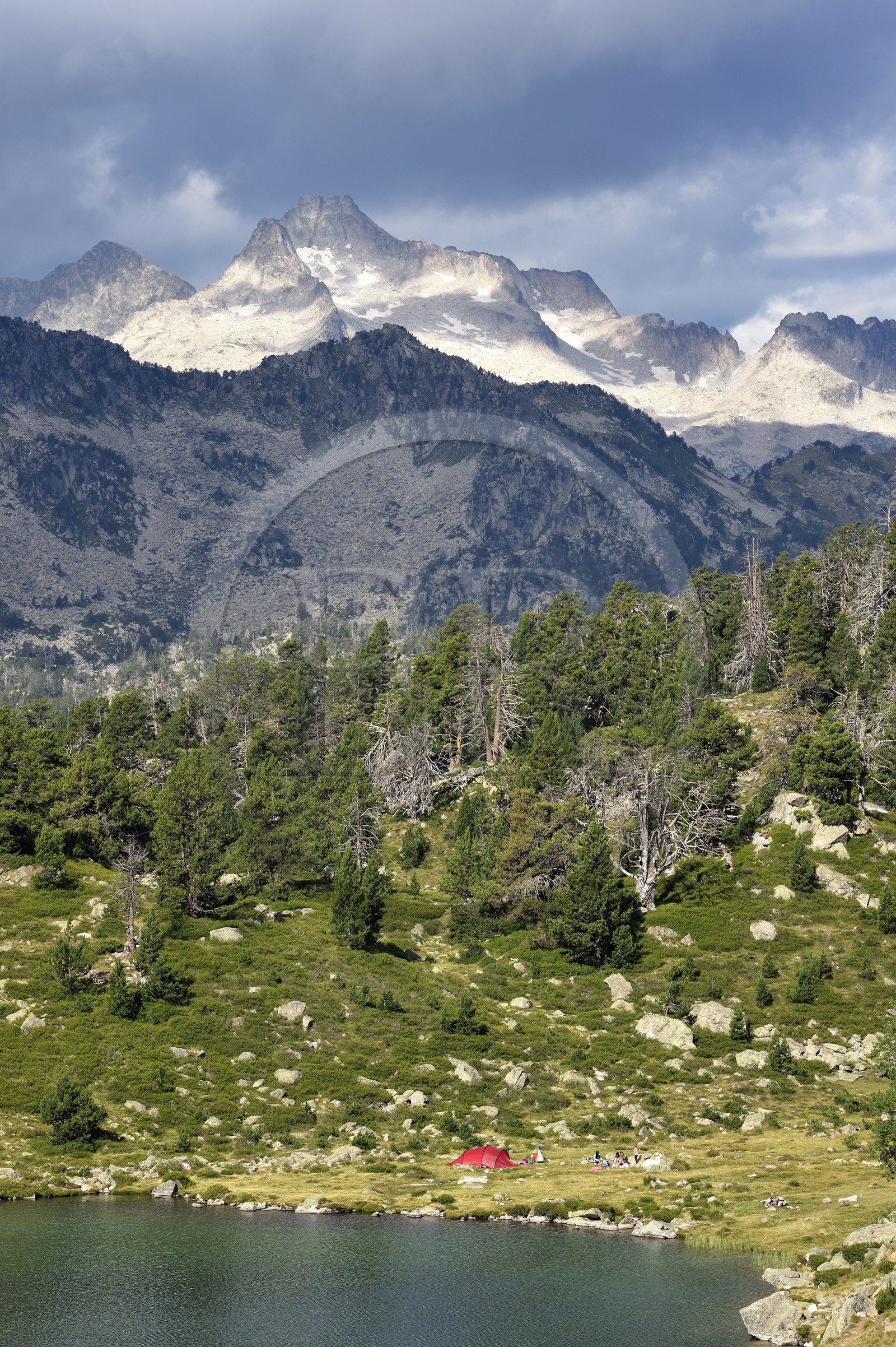 France, Hautes-Pyrénées (65), Saint-Lary-Soulan et Vielle-Aure, randonnée sur une variante du GR10 entre le col de Portet et les lacs de Bastan en bordure de la réserve naturelle de Néouvielle, lac de Bastan inférieur et le massif de Néouvielle en arrière plan