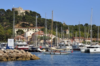 France, Var (83), Iles d'Hyères, parc national de Port Cros, Ile de Porquerolles, le port de Porquerolles dominé par le Fort Sainte-Agathe