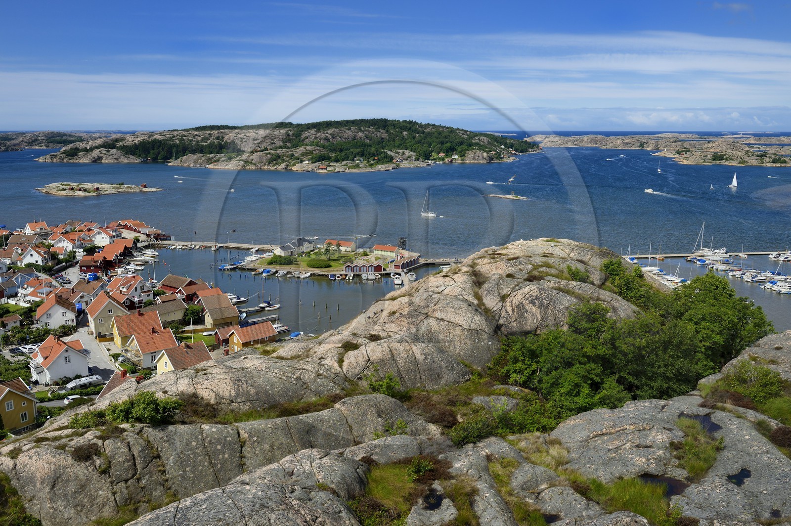 Sweden, Västra Götaland, Fjällbacka harbour, view from the top of the Vetterberget rock in the footsteps of Camilla Läckberg