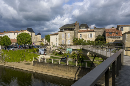 France, Vendée (85), Fontenay-le-Comte, les bords de la rivière Vendée depuis la passerelle Jean-Chevolleau