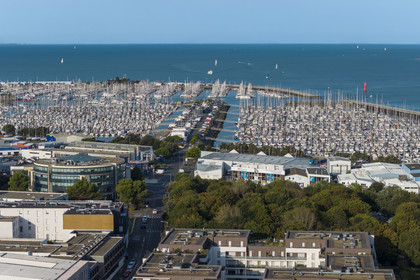 France, Charente-Maritime (17), La Rochelle, voiliers à quai dans le Port des Minimes (vue aérienne)
