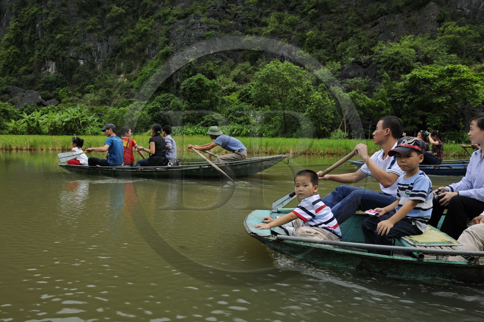 Vietnam, province de Ninh Binh, région surnommée la baie d'Halong terrestre, excursion en barque à Tam Coc entouré de montagnes karstiques